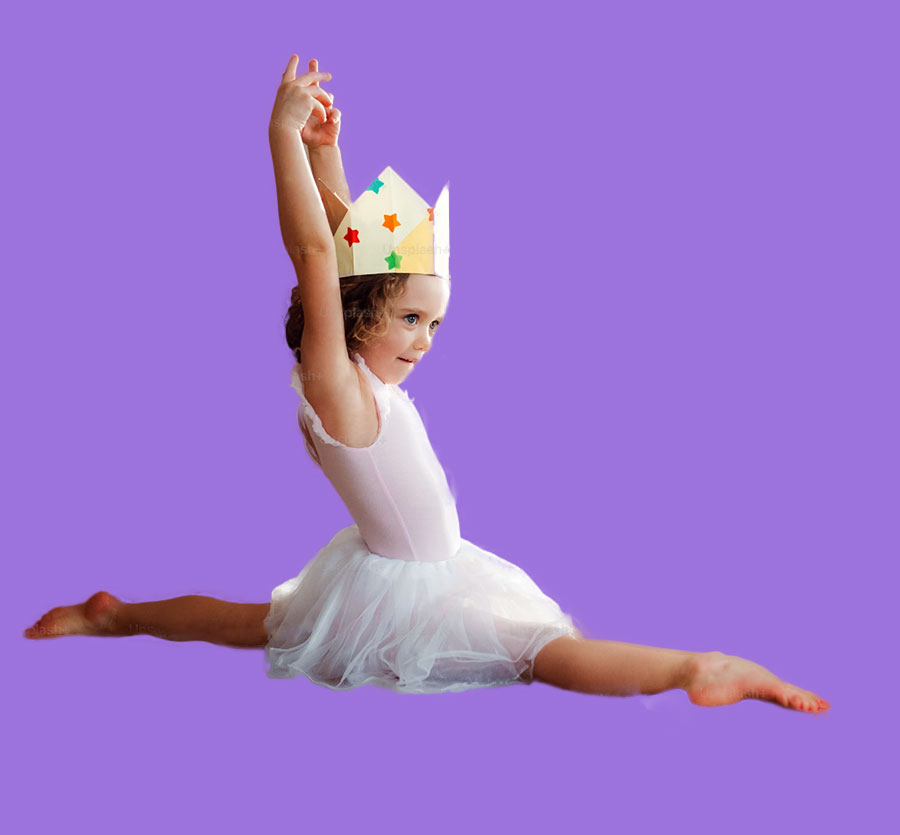 Petite fille en train de danser pour la galette des rois